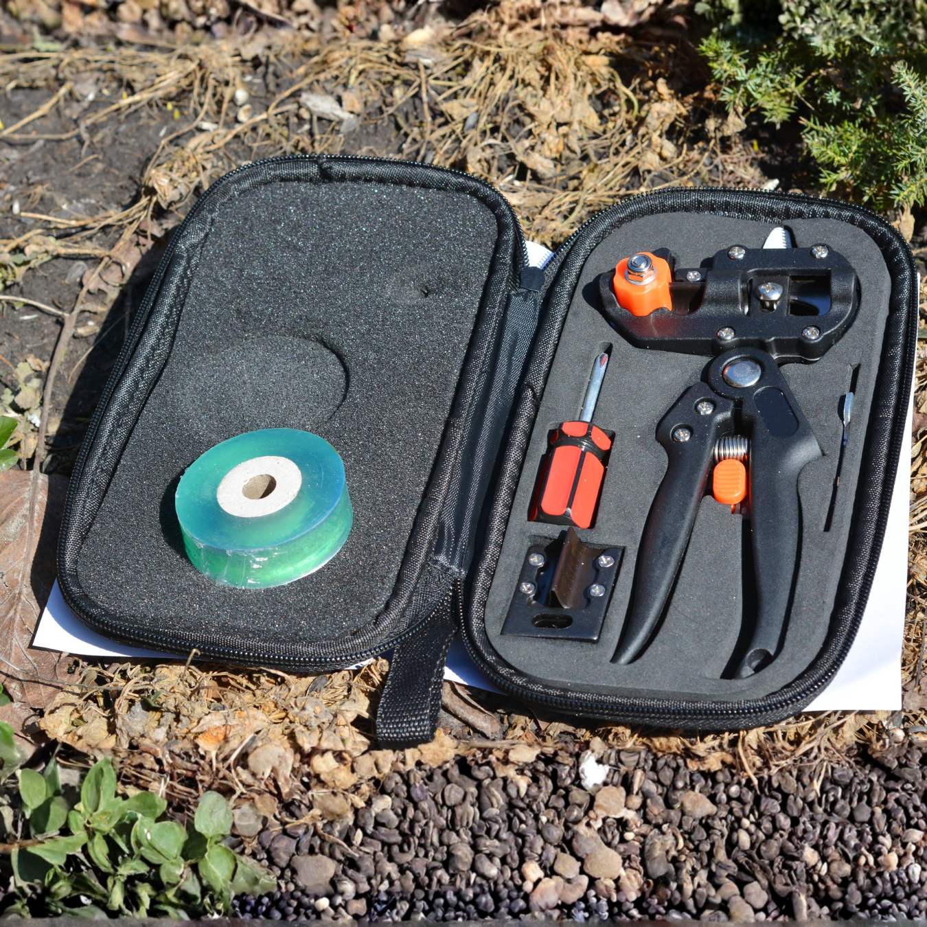 2 in 1 Garden Grafting Tool Kit with 2 Replacement Blades and 1 Grafting Base